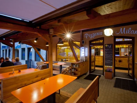  überdachte Außenterrasse Pizzerie a Restaurant Miláno Lipno