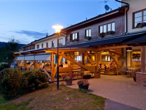 überdachte Außenterrasse Pizzerie a Restaurant Miláno Lipno