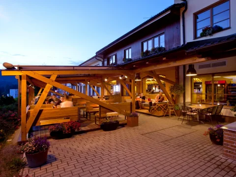 überdachte Außenterrasse Pizzerie a Restaurant Miláno Lipno