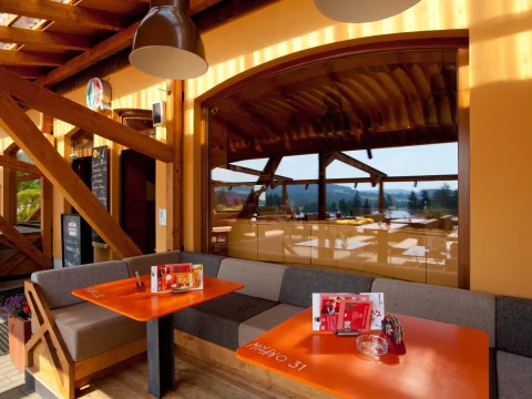 überdachte Außenterrasse Pizzerie a Restaurant Miláno Lipno